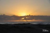 O belo nascer-do-sol em Matinhos, litoral do Paraná